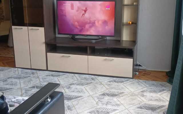 Апартаменты Двухкомнатная квартира с ремонтом рядом с озером