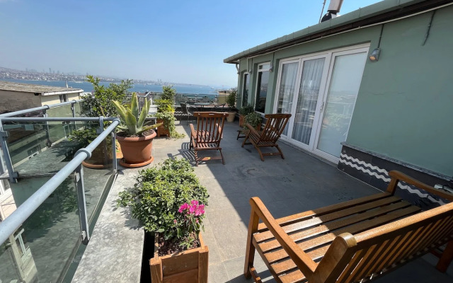 Jacuzzi across Bosphorus Apartments