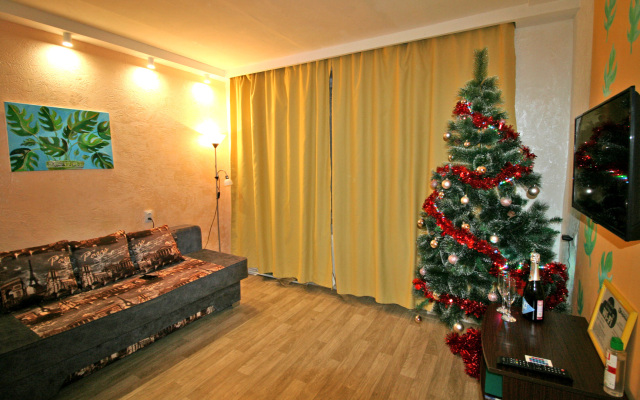 Oranzhevaya Na Mira Kirishi Flat