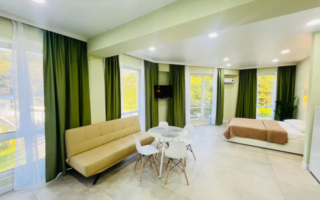 Studiya S Balkonom I Basseynom Na Territorii Apartments