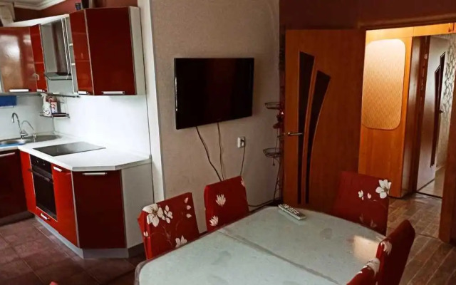 Apartments Trehkomnatnyie v mikrorajone 8a, 42