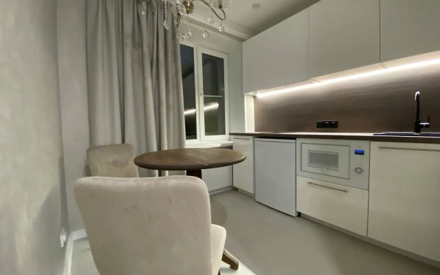 Novaya Dizaynerskaya Na Tsentralnoy Ulitse Goroda Flat