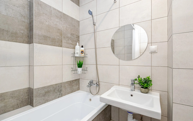 Uyutnaya sovremennaya studiya na Parkovom Flat