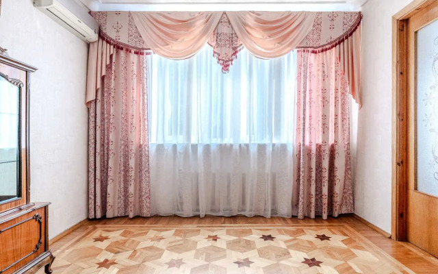 V Tikhom Tsentre Park Chelyuskintsev 4 Kom.kv. Flat