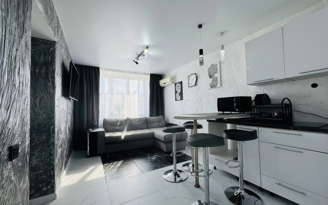 V tsentre Kazani dizaynerskaya yevrodvushka s novym remontom Flat