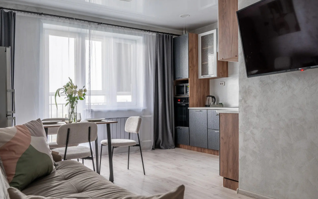 Apartamenty Prostornye trehkomnatnye v sagovoj dostupnosti ot aeroporta Kol'covo