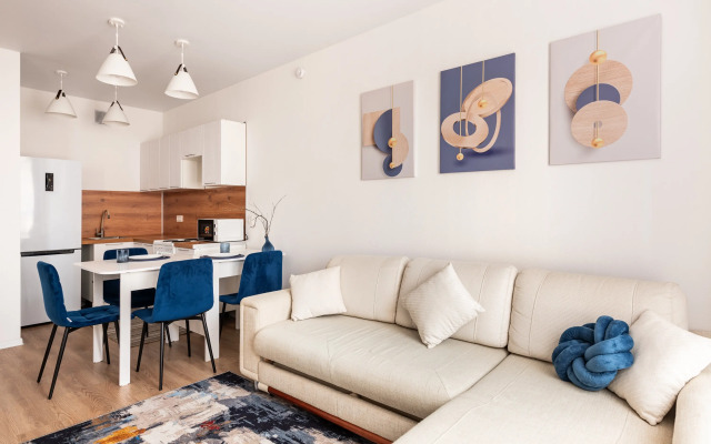 Uyutnaya evrodvushka s bol'shim divanom Flat