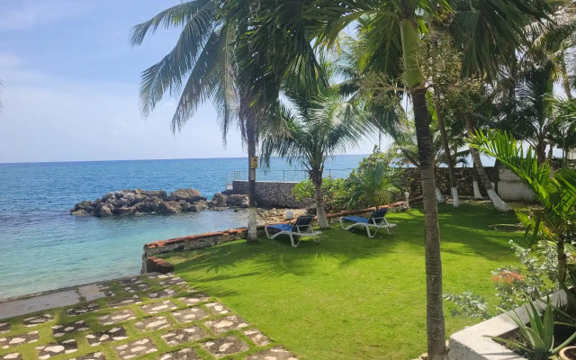 Chrisanns Beach Resort Apartments