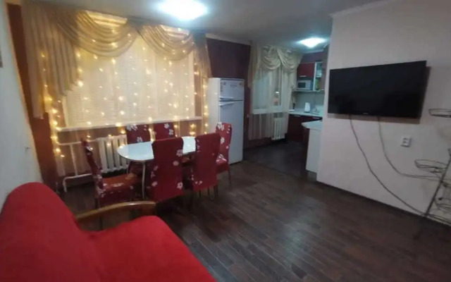 Apartments Trehkomnatnyie v mikrorajone 8a, 42