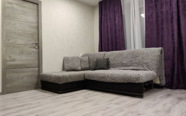 V Tsentre Neftyanikov Flat