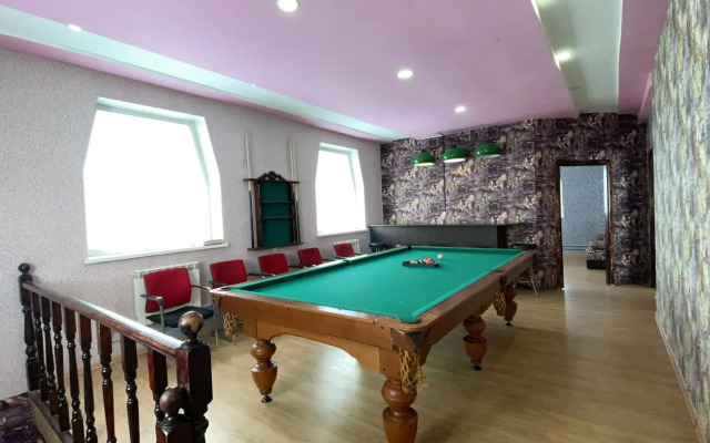 S Bilyyardom i Mangalom Private House