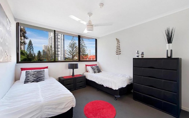 Holiday Resort in Surfers Paradise with City View Apartments – Guest Rooms – Gold Coast