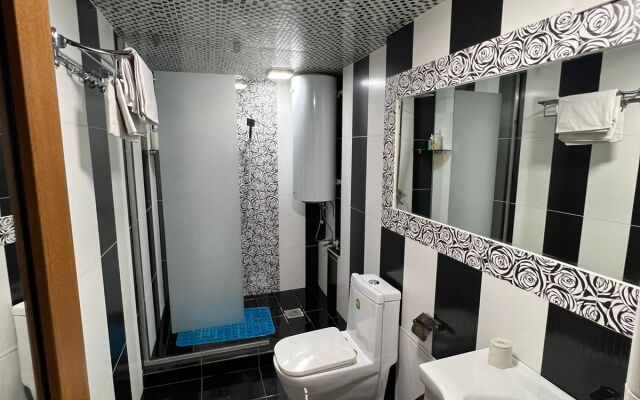 Na Prospekte Tauke Khana 33/3 Apart Hotel