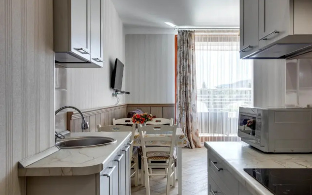 Surname Deluxe Apartments 6