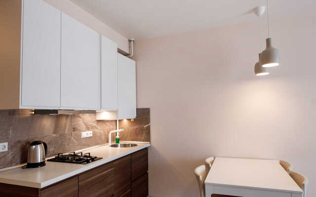 Komfort s otdelnoy spalney i balkonom Apartments