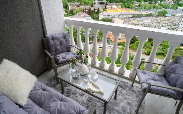 Uyutnaya s balkonom i vidom na gory. Kvatro 119 Apartments Flat