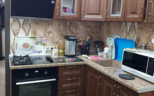 1 Komnata na 2 Cheloveka Prozhivanie s Khozyaevami Flat