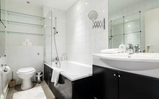 Stylish 2 Bed Sleeps 4 Apartments