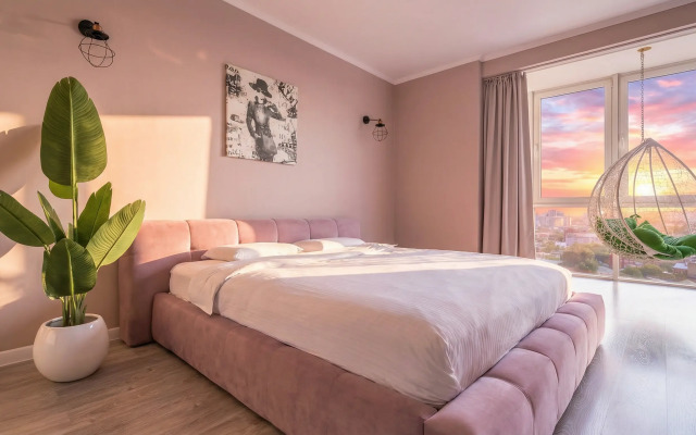 Апартаменты с панорамным видом на город, с большим телевизором (65 дюймов) и Алисой. Встречайте рассветы!