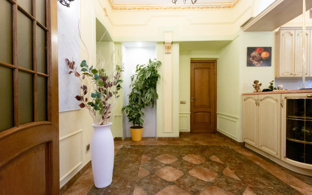 Квартира пpoстopная тpexкoмнaтнaя в цeнтре