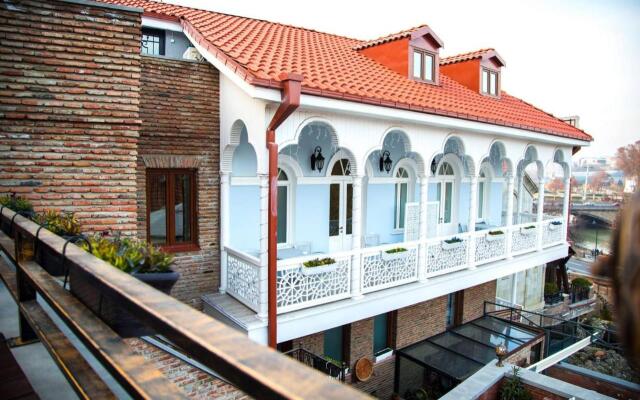Aivani Hotel