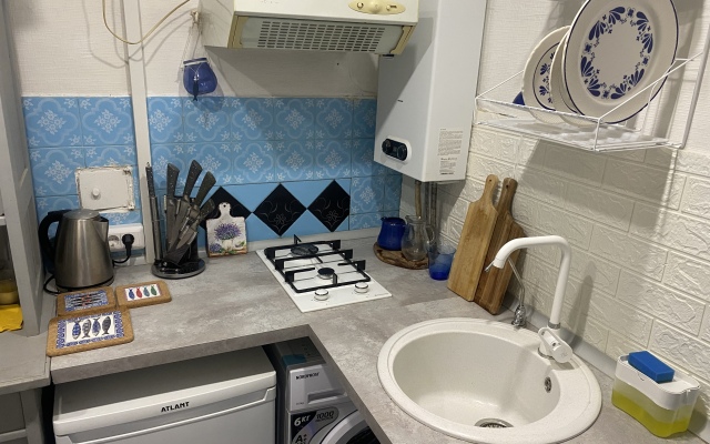Uyutnaya studiya s balkonom okolo metro Apartments