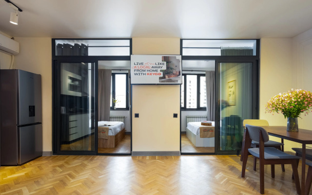 KeyGo #0149 2 Bedroom Design near Saryan Street Apartments