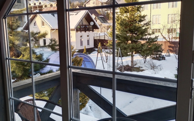S Dvumya Apartamentami Chalet