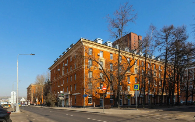 Komfortabelnie U Metro Okruzhnaya Apartments