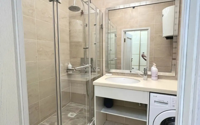 Amanzholova 65 Elitnaia Novostroika Flat