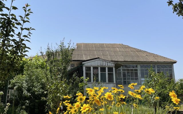 V Tsvetuschem Sadu Private House