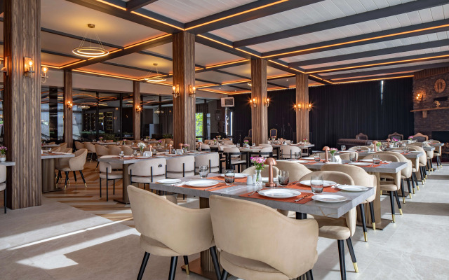 Royal Stay Palace Hotel