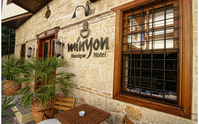 Minyon  Hotel