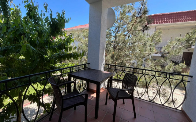 Апартаменты №2 Стандарт, 1 линия, боковой вид на море (4чел)