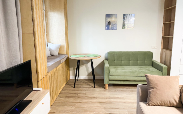 Uyutnaya studiya na beregu reki Kuznechikha Flat