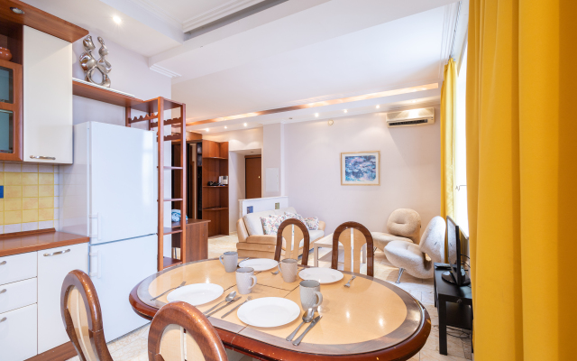 Ryadom S Krasnoy Ploschadyyu Flat