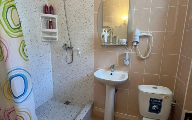 Апартаменты №2 Стандарт, 1 линия, боковой вид на море (4чел)