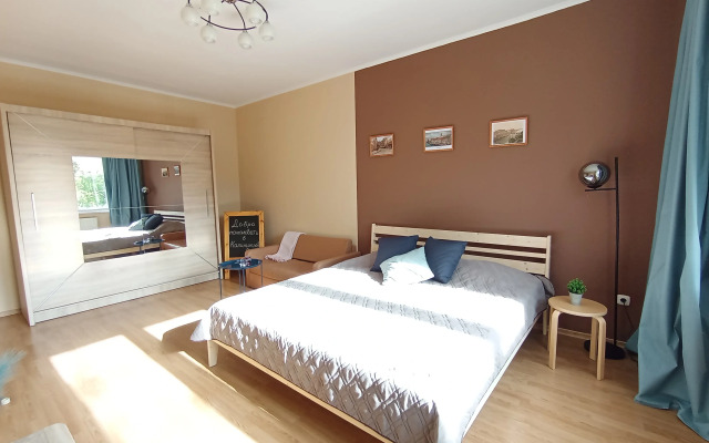 S Frantsuzskim Balkonchikom Ryadom S Verkhnim Ozerom Flat