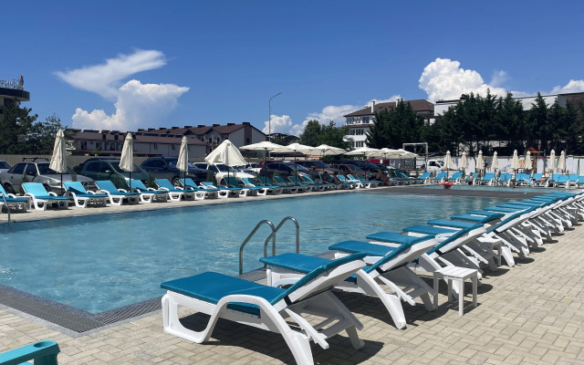 S basseynom u morya Apartment