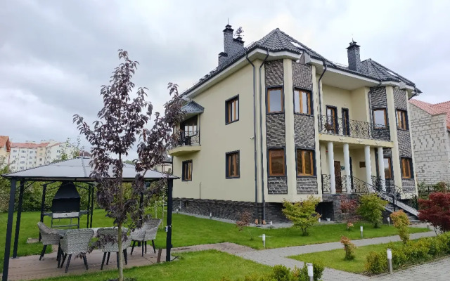 Отель Клевер