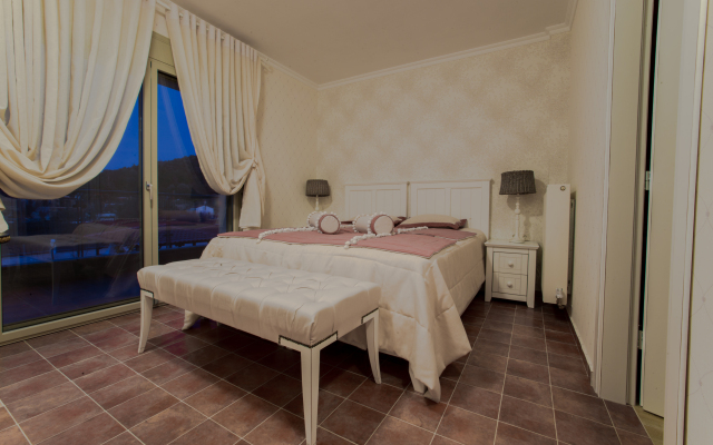 Toroni Luxury Villas - White Villa