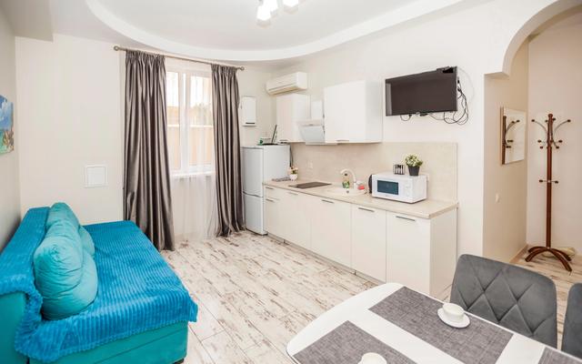 U Morya S Basseinom v ZhK Solnechnyij apt12 Apartment