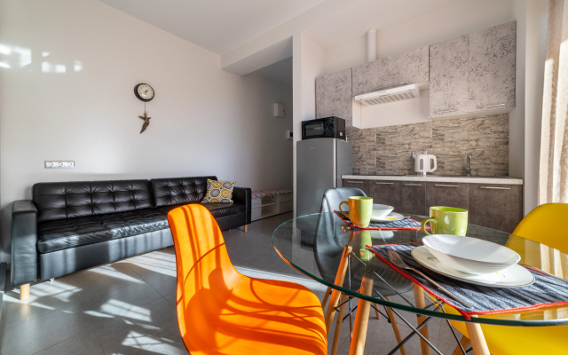 Studiya s vitrazhnymi oknami s vidom na les i gory Flat