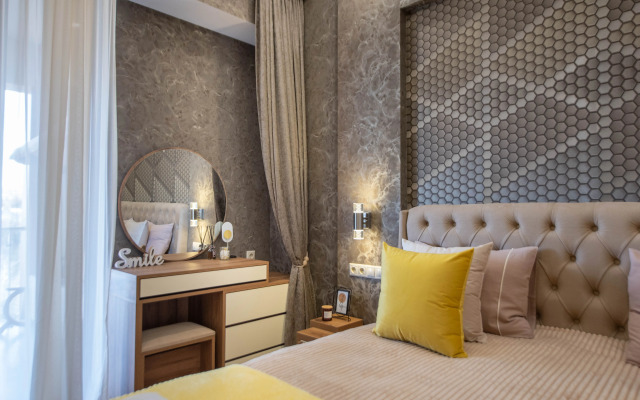 S Prostornoy Terrasoy i Vidom na Park Apartments