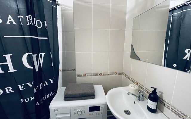 Na Ulitse Bratyev Kashirinykh 111 Flat