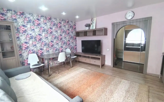 Chetyrekhkomnatnaya na Talnakhskoy 17 Flat
