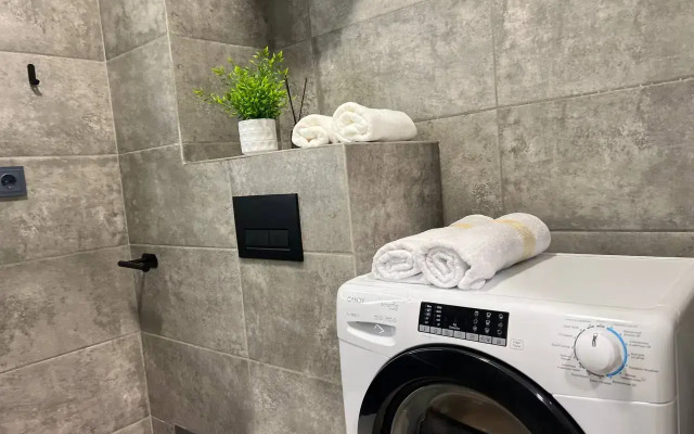 Na Tsentralnom Prospekte Goroda 17 Etazh Flat