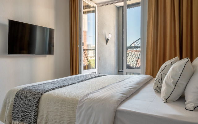 Апартаменты с креслом-коконом на балконе Stepanenkov на Свердлова 32б