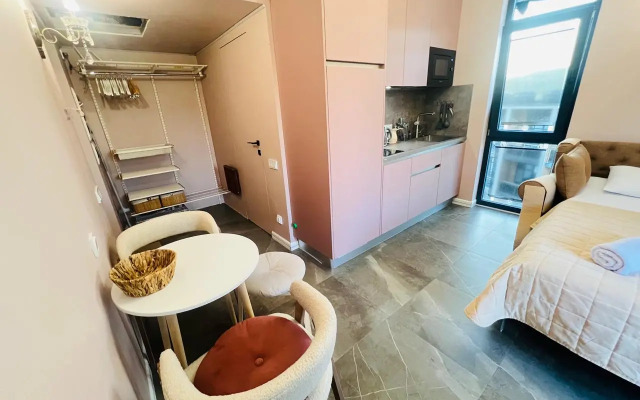 Stilnaya studiya s balkonom na dvoikh Apartments
