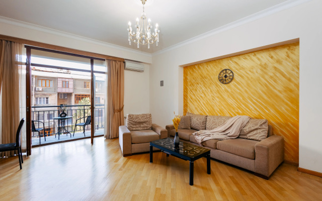 2-K v Novostroyke, Ulitsa Arama, Di480 Flat